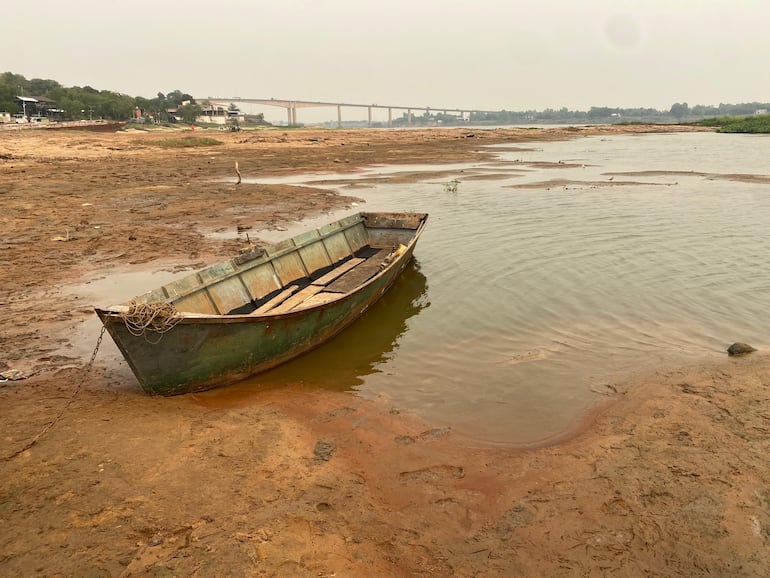 Canoa que no puede navegar debido a la bajante del río y el bloqueo del cauce del agua.