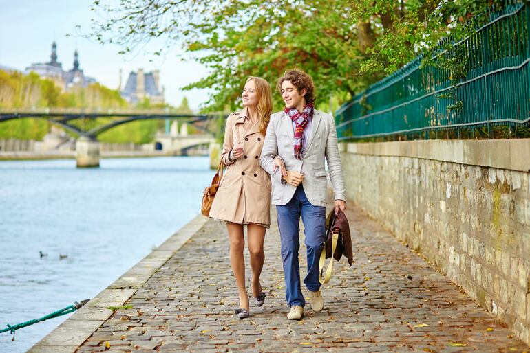 Pareja romántica  al costado del Sena, en París, Francia.