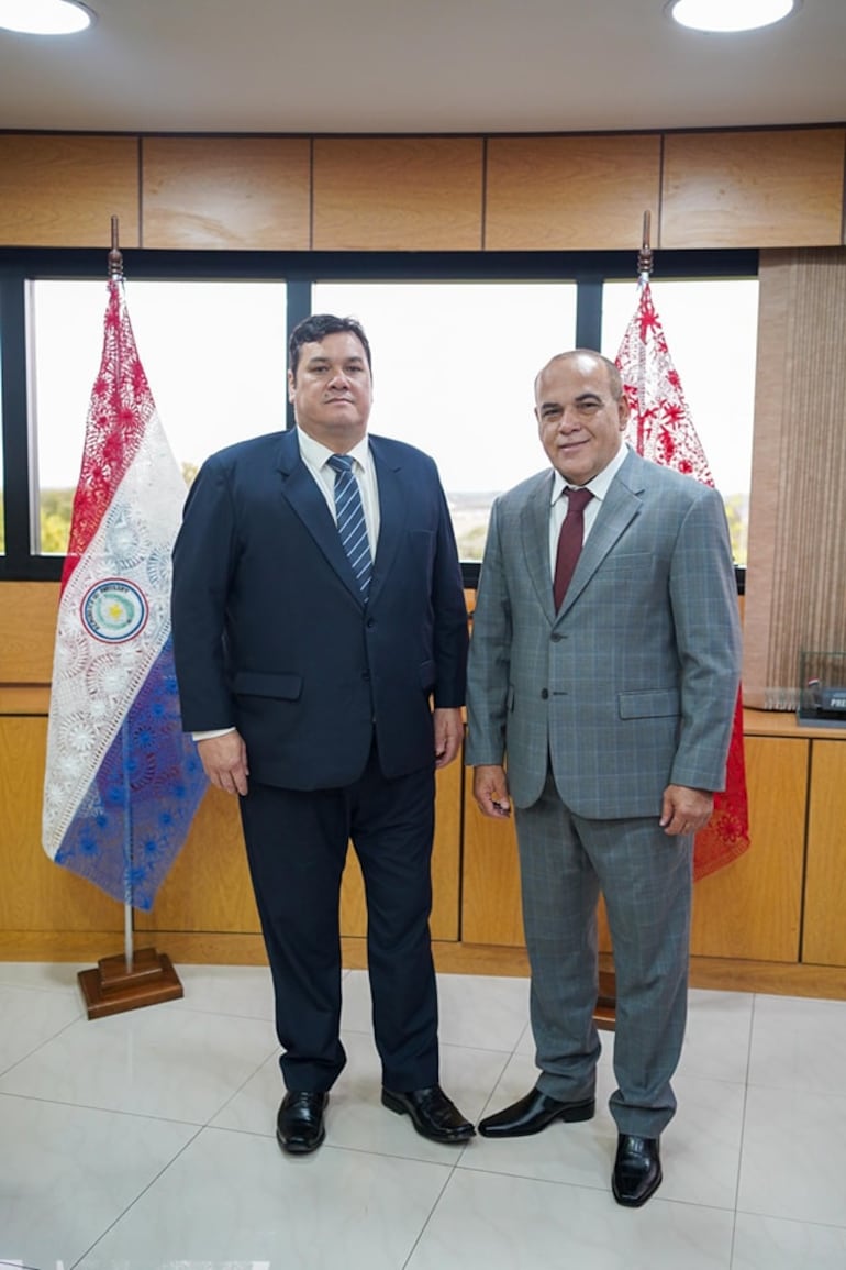 Anselmo Duarte (d), director de Asesoría Jurídica del senador cartista Basilio "Bachi" Núñez.