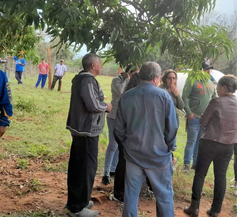 Los vecinos se autoconvocaron y se encuentran en vigilia para evitar ser despojados del inmueble donde tienen el pozo y el tanque de agua.