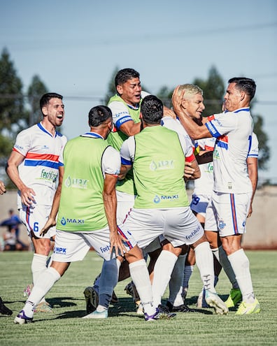 Festejo de gol del "platinado" Roberto "Búfalo" Ovelar, figura ofensiva del Patriotas, que el domingo visitará a Ceffca con la apreciable ventaja de cuatro tantos.