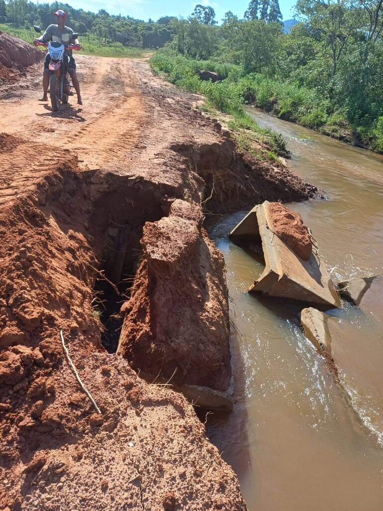 Los celulares de cemento que se habían instalado sobre el arroyo Paso Yobai, pero que con cada lluvia son arrastrados. 