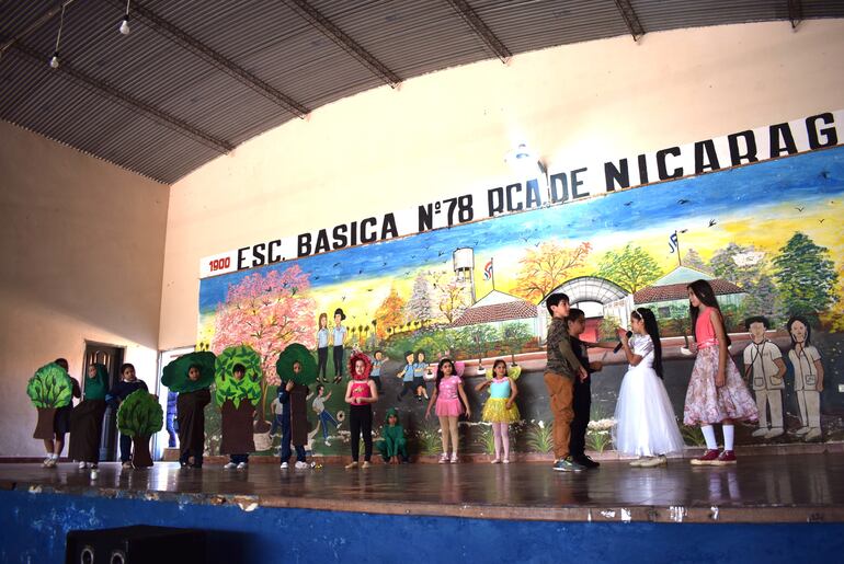 Los escolares luego de leer un cuento dramatizaron “La flor sagrada del reino”.