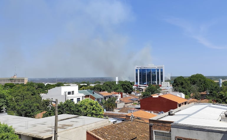 En barrios cercanos a la Costanera se puede observar el humo en la distancia.

Foto: Gentileza, Bertwell.