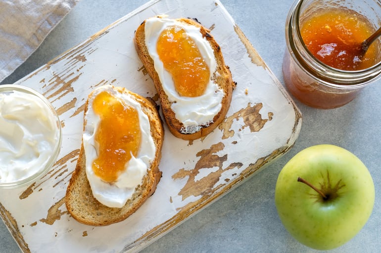 Tostadas con mermelada de manzana verde.