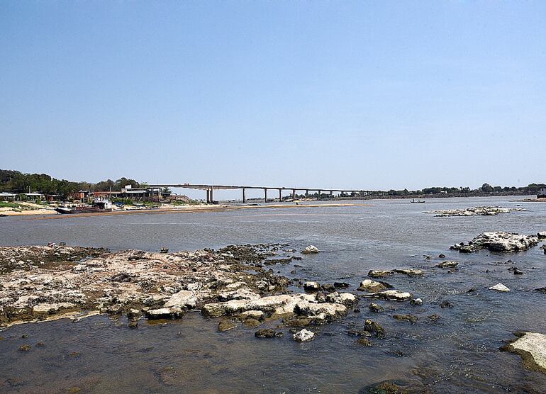 Vista que tiene el río Paraguay en zona de Remanso, con piedras que sobresalen debido a la pronunciada bajante del nivel.