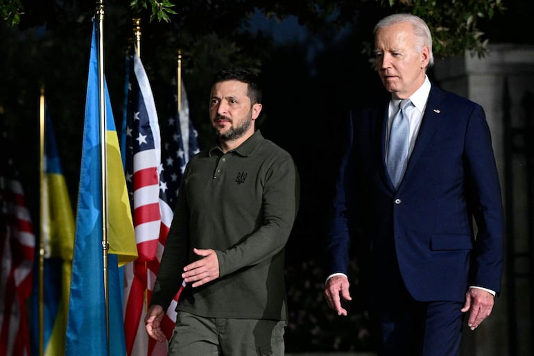 El presidente estadounidense, Joe Biden (d), y su homólogo ucraniano, Volodímir Zelenski (i).