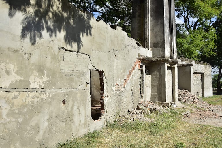 Los vestuarios de la emblemática piscina del Parque Caballero están en ruinas.