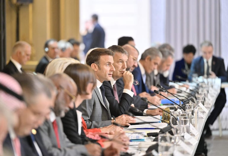 El presidente de Francia Emmanuel Macron (C) durante la conferencia internacional humanitaria para la población civil de Gaza, el enclave palestino gobernado de facto por los milicianos de Hamás.  (EFE)