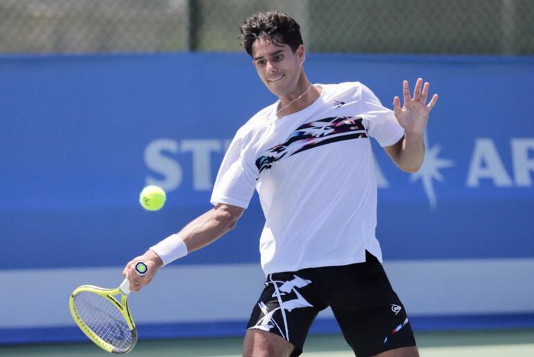 El paraguayo Adolfo Daniel Vallejo durante la segunda ronda de la qualy del ATP Challenger Salinas, en Salinas, Ecuador.