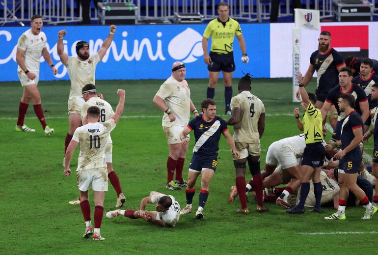 Los jugadores de Inglaterra celebran su victoria al final del partido por el tercer puesto de la Copa Mundial de Rugby Francia 2023 entre Argentina e Inglaterra en el Stade de France en Saint-Denis, en las afueras de París, el 27 de octubre de 2023.