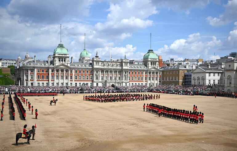 Imponente, el Palacio de Buckingham y la guardia real. (AFP)