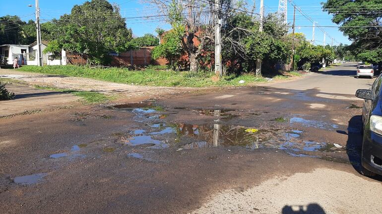 Vecinos del barrio Santa Ana de San Lorenzo reclaman arreglo de cañería descompuesta.