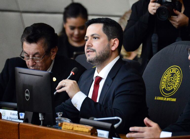 Raúl Latorre, nuevo presidente de la cámara de Diputados, levantó la primera sesión extra y convocaría a una segunda para tratar la ley de Superintendencia de Pensiones y Jubilaciones.