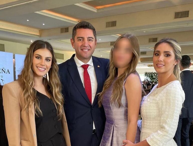 De izq. a der.: Montserrat Alliana; su padre y vicepresidente de la República, Pedro Alliana, su hija menor de edad,  y su esposa, la diputada Fabiana Souto.