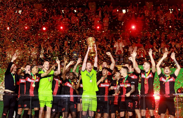 Los jugadores del Bayer Leverkusen celebran con el trofeo de la Copa Alemania la consagración de campeón en el estadio Olímpico, en Berlín. 