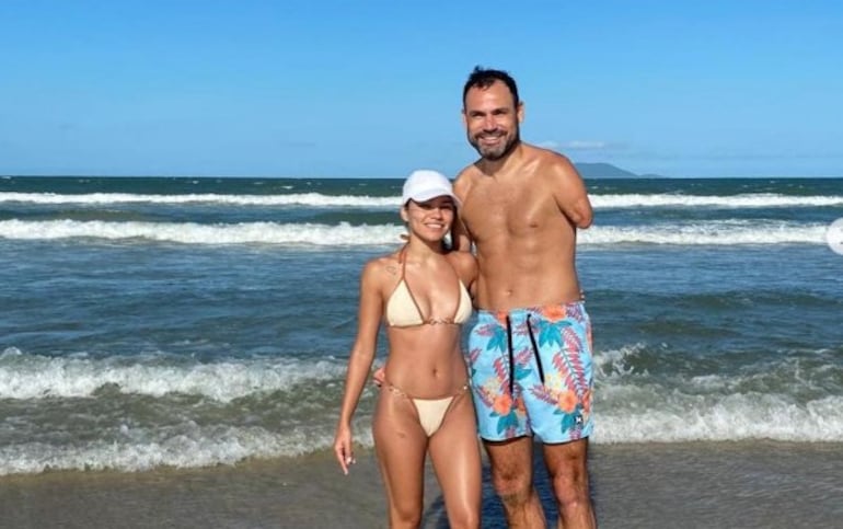 Julio González Ferreira en un nuevo capítulo de su vida amorosa junto a Luz Milena en la playa.