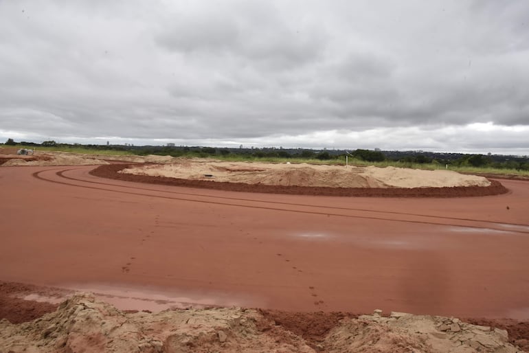 El refulado ya culminó para la construcción de la costanera propiamente, donde avanzan los trabajos de terraplenado y un tramo corto de asfaltado.  