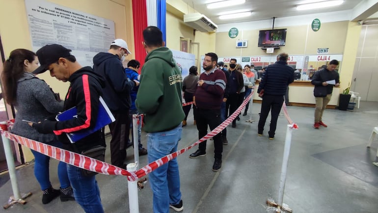 Contribuyentes forman filas en  la Municipalidad de Lambaré para el pago de la habilitación de rodados (Foto de archivo).