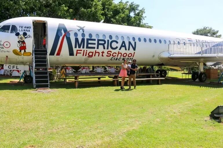 Las familias aprovechan para tomarse fotografias de recuerdo frente la aeronave.