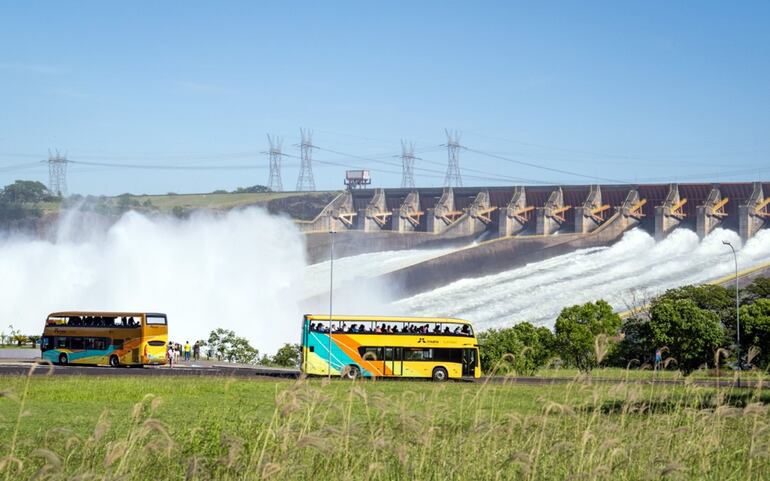 Vista de un sector de la represa de Itaipú, con transportes de turismo recorriendo sus instalaciones.