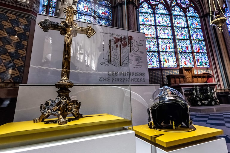 En un rincón de la catedral de Notre Dame hay un tributo a los bomberos que lucharon contra las llamas en el incendio de abril de 2019.