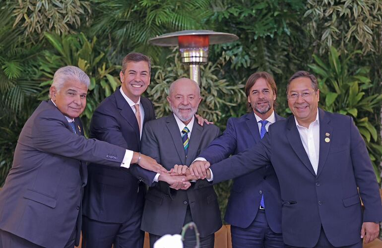 El presidente de Panamá, José Raúl Mulino;  el presidente de Paraguay, Santiago Peña; el presidente de Brasil. Lula Da Silva; el presidente de Uruguay, Luis Lacalle Pou; y el presidente de Bolivia, Luis Arce, en la Cumbre del Mercosur.