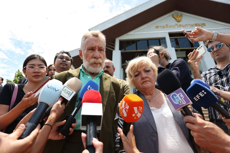 Los abogados españoles de Daniel Sancho Marcos García-Montes y Carmen Balfagón hablan con la prensa luego de la condena.