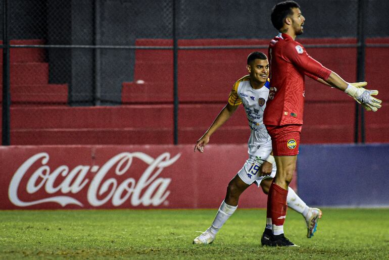 El paraguayo Marcelo Pérez, jugador de Sportivo Luqueño, celebra un gol en el partido contra Sportivo Trinidense por la sexta fecha del torneo Clausura 2023 del fútbol paraguayo en el estadio Arsenio Erico, en Asunción.