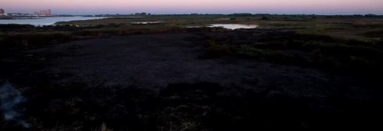 Vista panorámica de cómo quedó la zona del Banco San Miguel tras el incendio.