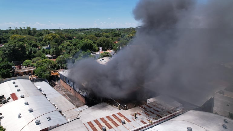 Gran incendio en depósito de una tienda deportiva en Fernando de la Mora.