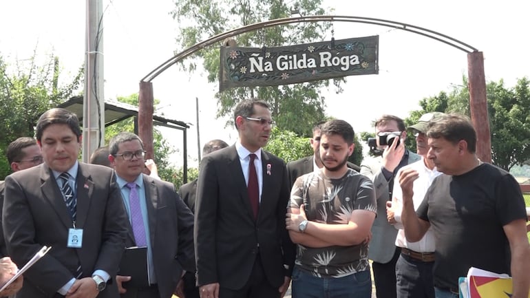 El procurador general de la República, Marco Aurelio González (centro),  junto con  pobladores de  “Los Jardines de Remansito”, cuando visitó la zona  de viviendas de los ocupantes vip.