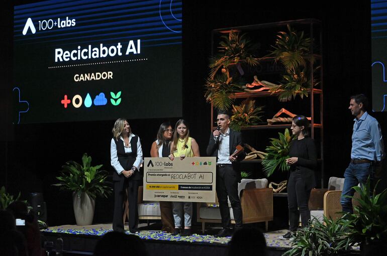 Cervepar y Coca-Cola Paresa premiaron a "ReciclaBOT", un asistente virtual IA educativo que busca concientizar e incentivar el reciclaje correcto.