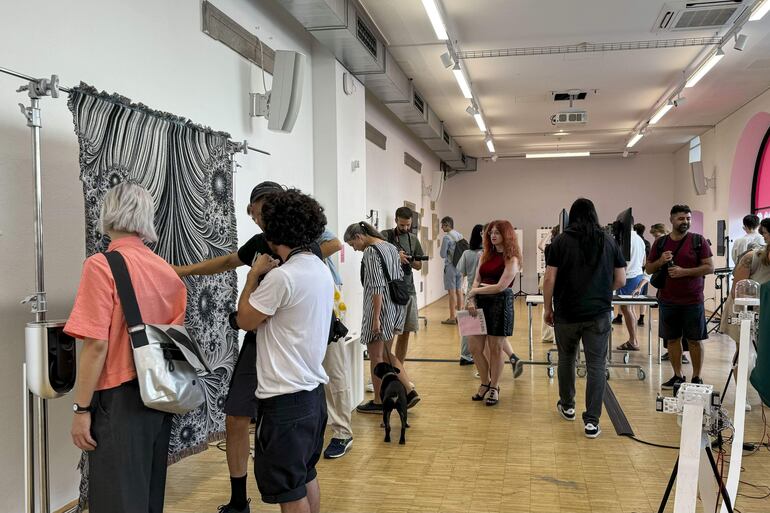 Vista general de la exposición Futurense, un proyecto de estudiantes de la Universidad de Arte y Diseño Moholy-Nagy de Budapest, que inaugura este martes el festival Ars Electronica. Los grandes desafíos globales, como el cambio climático, el auge de los populismos o la pobreza, encuentran en la esperanza una fuerza clave para su superación. Con esta premisa, y una destacada presencia española, Ars Electronica, el festival de arte y tecnología más importante de Europa, comienza este martes en la ciudad austriaca de Linz.