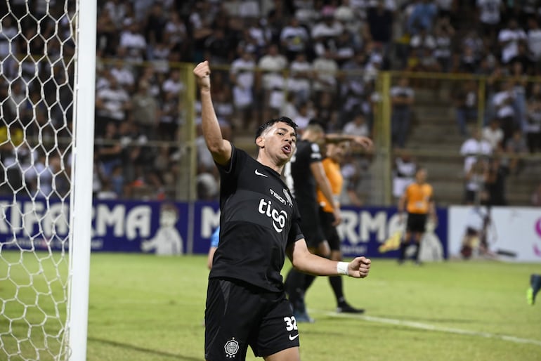 Carlos Arrúa, futbolista de Olimpia, celebra un gol en el partido frente a Tacuary por al segunda fecha del torneo Apertura 2024 del fútbol paraguayo en el estadio Vila Alegre, en Encarnación.