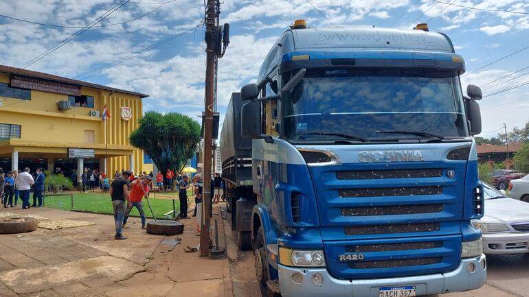 El camión Scania con carreta vacía que fue interceptado por la Policía se dirigía al Brasil supuestamente para traer carga, pero en realidad llevaba marihuana.