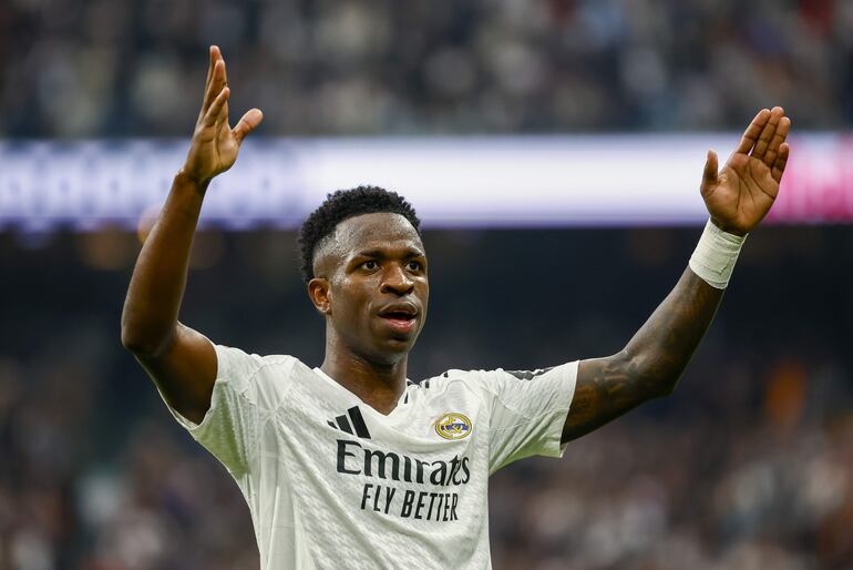 El brasileño Vinicius Junior, jugador del Real Madrid, celebra un gol en el partido frente a Osasuna por la fecha 13 de LaLiga en el estadio Santiago Bernabéu, en Madrid, España.