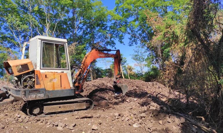 Denuncian a una alemán por supuestamente deforestar parte de la Cordillera del Ybytyruzú con uso indebido de dinamita.