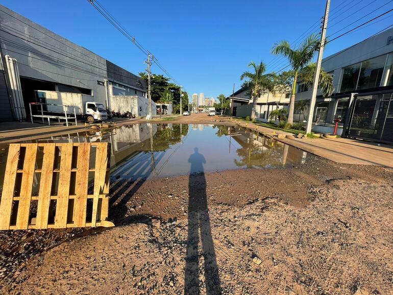 El enorme y profundo cráter que se ve en la calle Teniente Víctor Valdez y su intersección con Juan Ramón Dalquis, en el barrio Itay de Asunción.