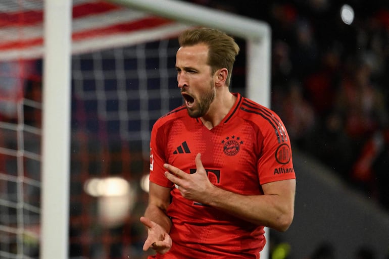 Bayern Munich's English forward #09 Harry Kane celebrates scoring the opening goal  from the penalty spot during the German first division Bundesliga football match FC Bayern Munich vs FC Augsburg in Munich, southern Germany, on November 22, 2024. (Photo by LUKAS BARTH-TUTTAS / AFP) / DFL REGULATIONS PROHIBIT ANY USE OF PHOTOGRAPHS AS IMAGE SEQUENCES AND/OR QUASI-VIDEO    ALTERNATIVE CROP