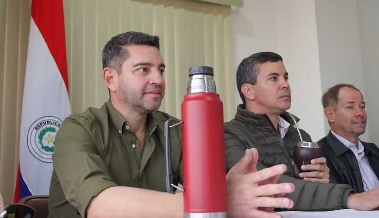 El vicepresidente Pedro Alliana (d) y el presidente Santiago Peña (i), durante la visita llevada a cabo esta mañana en el territorio chaqueño.