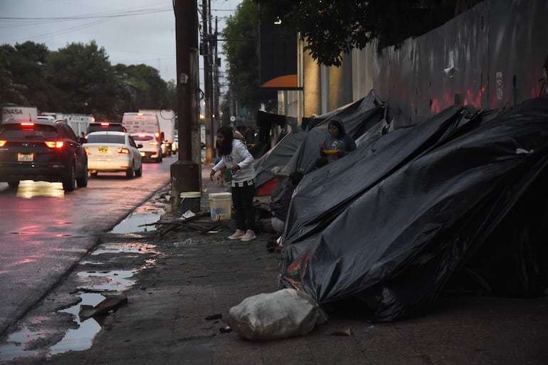 En precarias carpas, un grupo de indígenas debe soportar el intenso frío en Asunción.