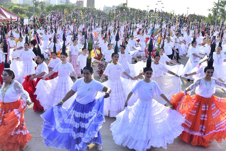 Las polleras paraguayas de todos los colores también fueron protagonistas.