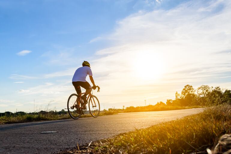 Un hombre pasea en su bicicleta.