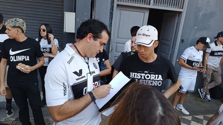 Los hinchas de Olimpia preparando el mosaico para el recibimiento al equipo contra Flamengo.