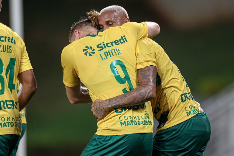 Isidro PItta (9), futbolista de Cuiabá, celebra un gol por los octavos de final de la Copa Verde.