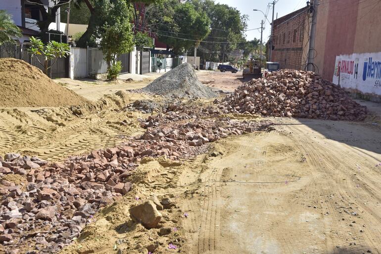 Así se encuentra la calle Rocío Cabriza en donde se tiene un atraso de tres meses de obra. La foto fue tomada esta mañana.