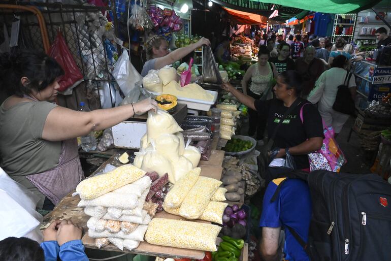 Abundó la oferta de choclo, harina de maíz y queso para la elaboración de comidas típicas.