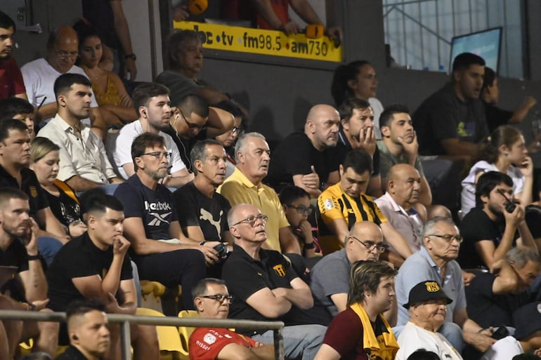 El argentino Gustavo Alfaro (remera con cuello amarilla), entrenador de la selección paraguaya, observando el partido Guaraní vs. Olimpia en el Rogelio Silvino Livieres, en Asunción.