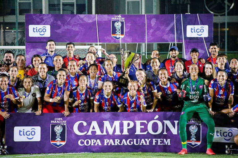 Las jugadoras de Cerro Porteño festejan con el trofeo de campeón la conquista de la primera edición de la Copa Paraguay Femenina en el estadio CARFEM, en Ypané.